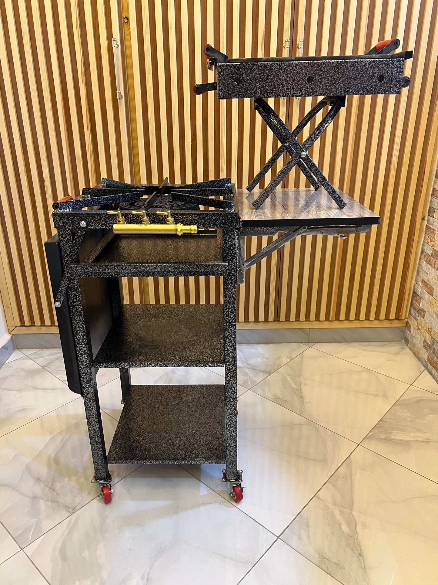 فرن احترافي متنقل للطهي و الشواء مع مساحة تقطيع و رفوف لتخزين الأواني